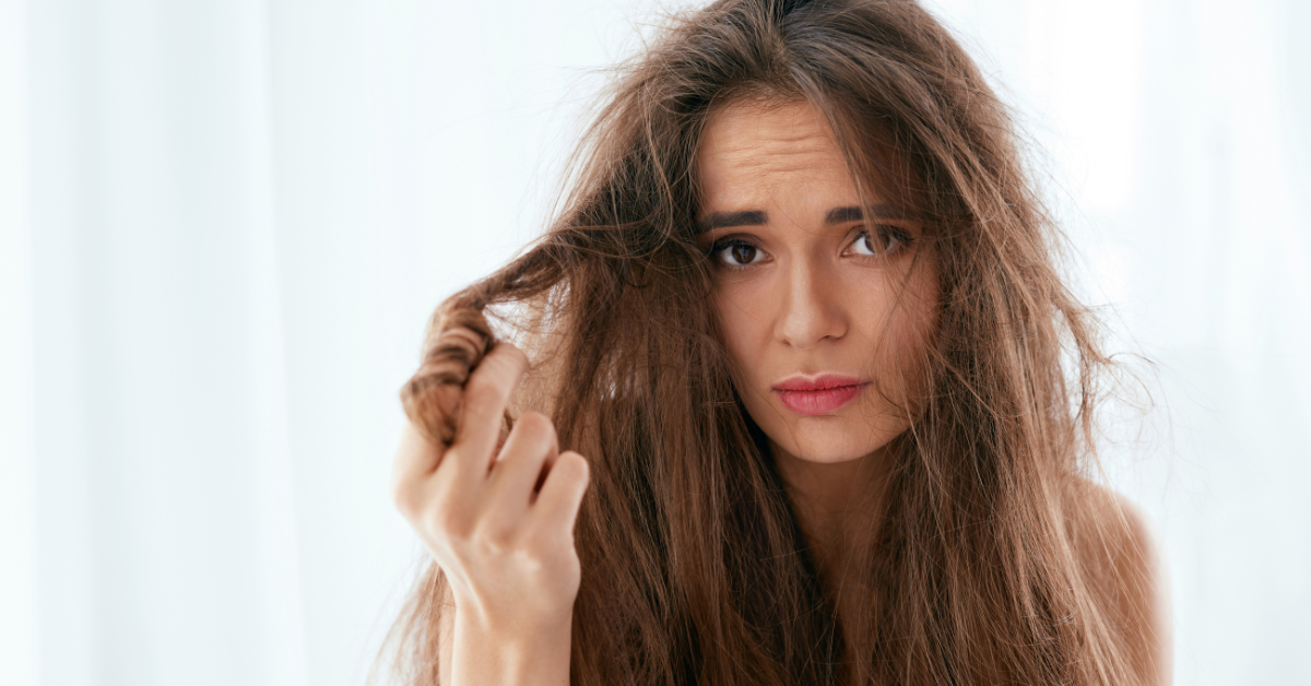 傷んだロングヘアの女性