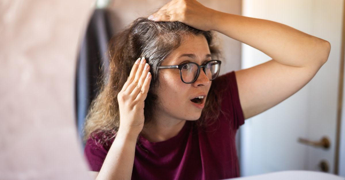 薄毛を見つけてびっくりする女性