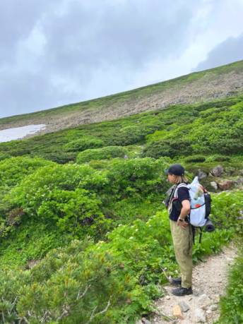 おしゃれな登山ファッションの女性